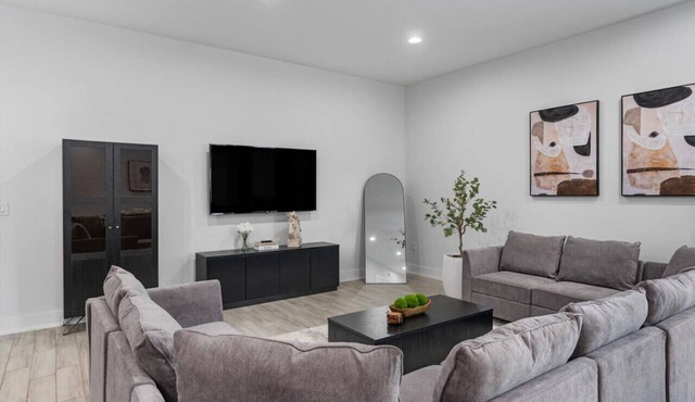 Luxury 24 Ppl Group Retreat w/4 Kitchens, Backyard, Balcony + 10-Car Parking