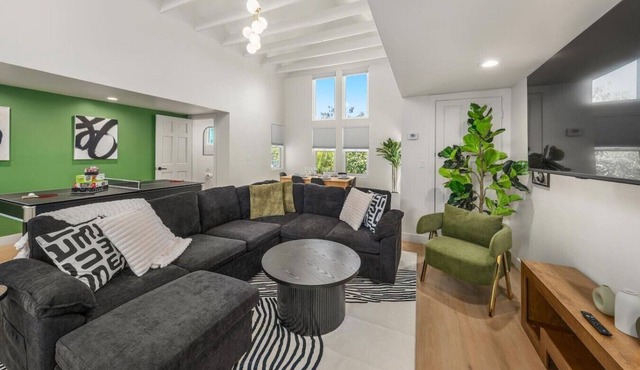 Luxury 2B/1.5B-king bds-mnt views-games-mins to DT