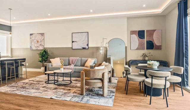 Luxury 3BD | Rooftop Deck | Sleeps 11 | Parking