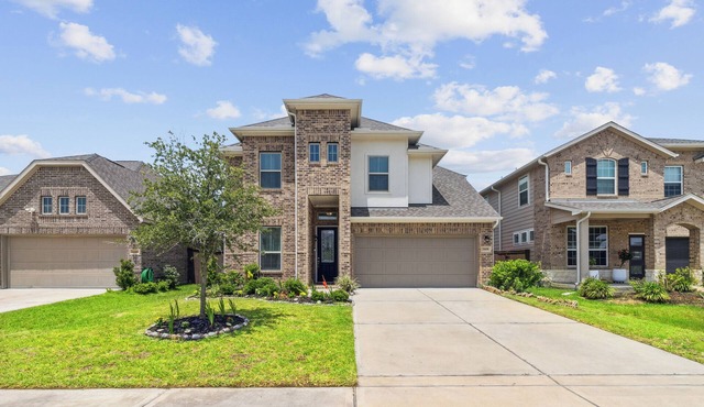 Luxury 4BRS-3Baths Home, w/King Bed & Private Gym