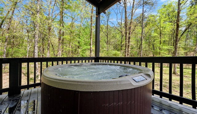 Luxury Camper- Off campsite- private deck w/Hot Tub