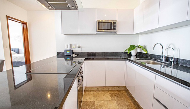 Luxury Condo in the heart of Downtown Cancun! Fast Wifi.