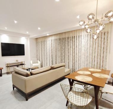 Luxury Condo Residencial Area Close to Everything