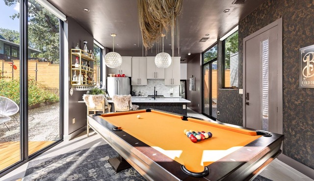 Luxury Downtown Austin Guest House-2BR/2.5BA-Billiards Lounge-Patio-Parking