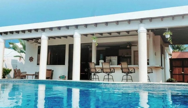 Luxury Getaway ! Full A-C Pool Jacuzzy Private Beach Relax & Unwind ! BBQ area