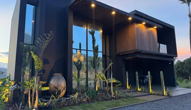LUXURY HOME - CASA LAVA, PANORAMIC VIEWS OF VOLCAN DE FUEGO