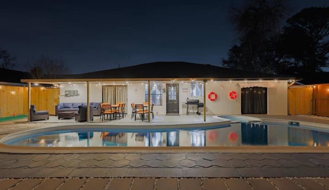 Luxury retreat 16 Guests Game room Gym Outdoor oasis NRG