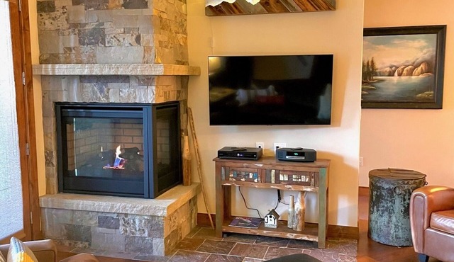 Luxury Spacious Bluesky Condo within 30 yards of the Snowflake Lift 2BR/2 BA