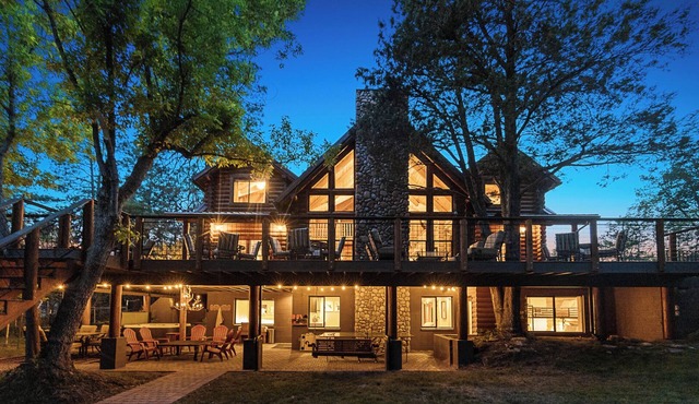 Luxury Verde River Lodge w/Hot Tub, Pizza Oven, Game Room, Bar & Fire Pit