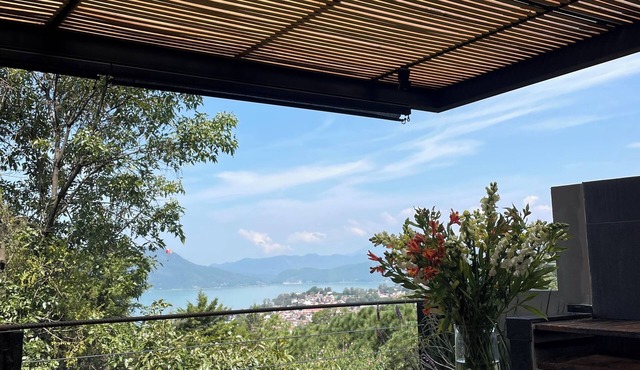 Majestuosa residencia con vistas al lago y bosque!