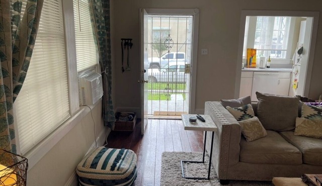 Mardi Gras studio located on parade routes and two miles from Superdome!