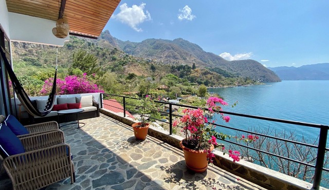 Marvelous brand new, lakefront 2-bedroom house with WiFi in Santa Cruz la Laguna