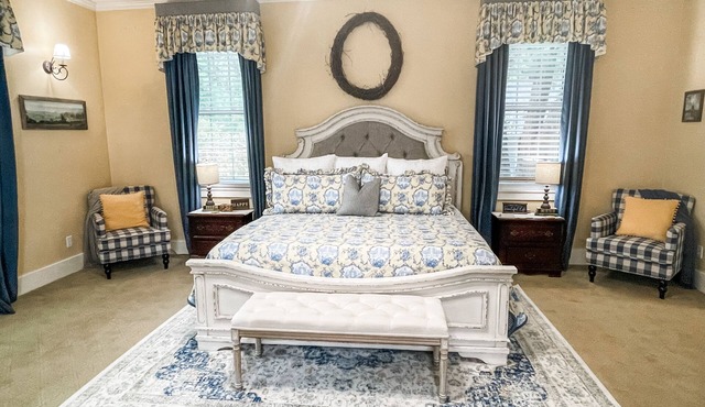 Massive Room - King Bed-Fireplace-10' Ceilings-50" Widescreen TV