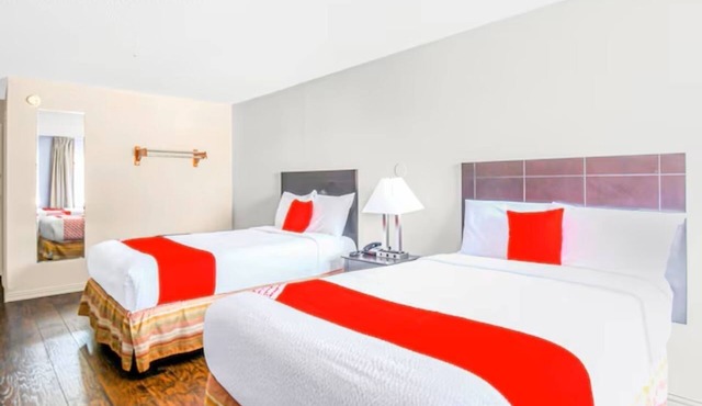 Minutes to Las Colinas Entertainment District | 2 Rooms | Two Double Beds