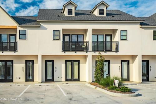 Modern 3BR 2 and a half BA Townhome, Heart of Town