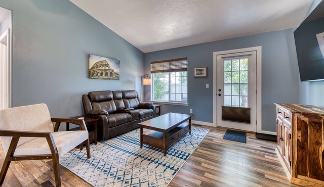 Modern 3BR w/Mountain Views Sleeps 8 2 car garage plus extra parking