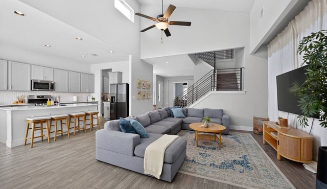 Modern 4BR, Sleeps 10, King Suite, Home Office, Garage Gym & Game Room