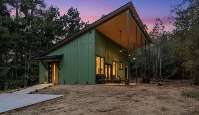 Modern Cabin Retreat Easy Drive to Canton/Tyler