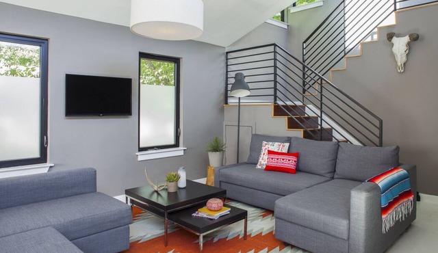 Modern Downtown Austin - Great for large groups (1 of 2 homes - Casa Moderna 1)