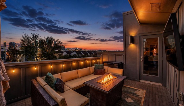 Modern EaDo Stay - 3BR Townhome w/Private Deck