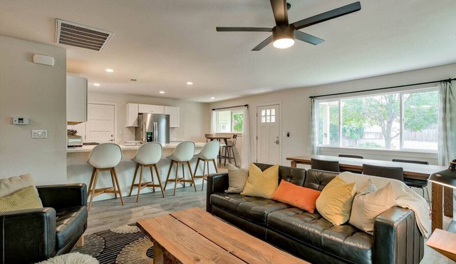 Modern Home Bright Spacious Full Kitchen Garage