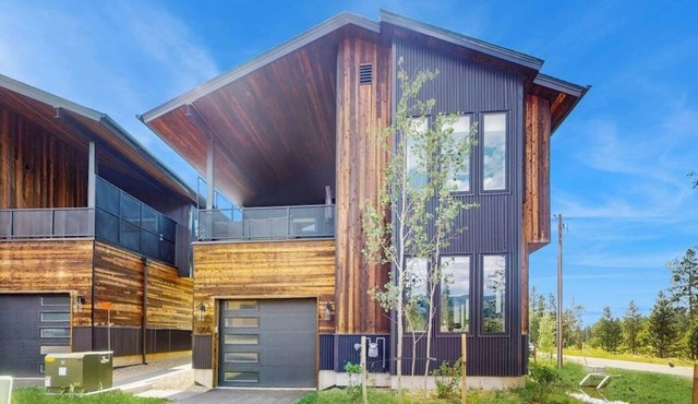 Modern home w/full kitchen, hot tub, balcony, great views & location
