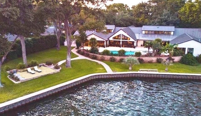 Modern Lake Mansion - CasaPalmaTX, 6 bedrooms with 6 en suite bath with showers