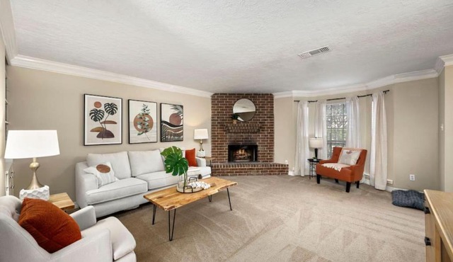 Modern Montrose Townhome Sleeps 10 Walk to Dining & Downtown