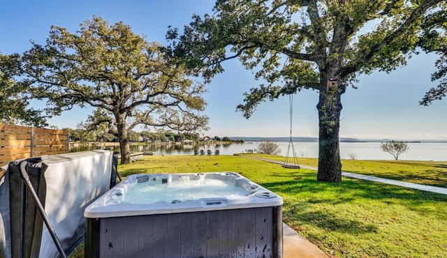 Modern, Spacious! Lake Buchanan Retreat w/Hot Tub
