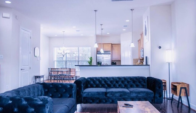 Modern TownHome w/King Bed in DwnTwn