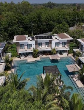 Monterrico Villa salida a Piscina y Jardin