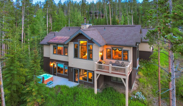Moose Crossing-Luxury Amenities-Peaceful Location-Mountain Views-Great Rates