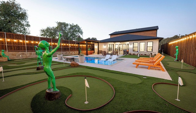 Mothership Arlington: Walk to Stadiums Pool Heated Spa Mini Golf Games & More