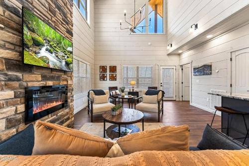 Mountain Hush, Private Splash, Sleeps 12, Near Town