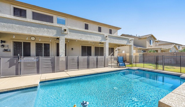 Mountain-view gem - 2 large living rooms, heated pool, enclosed yard, AC & W/D