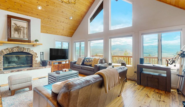 Mountain-view home with hot tub, fireplace, decks, &. W/D - dog-friendly