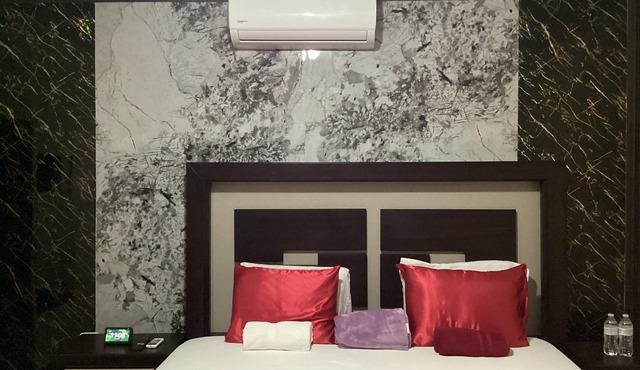 Muy cómoda habitación con cama king y AC y refrigerador y microondas
