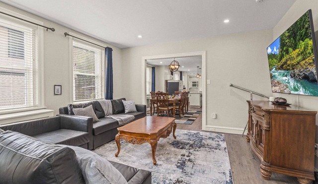 Narberth 3BR: King Bed, Garage, EV Charger, Gym, Yard, AC, Laundry, Walk to Rail in Narberth
