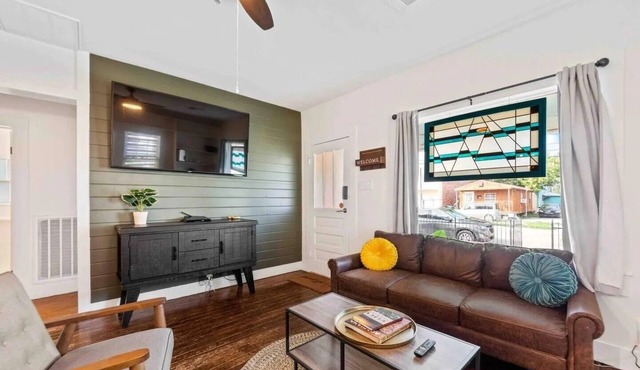 Neon Moon .Spacious 5-bedroom house steps from Campus and Downtown Lafayette