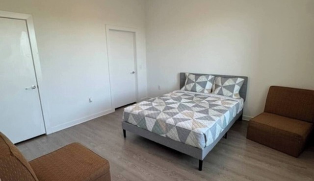 New 1BR Apt Near Shops & Eats