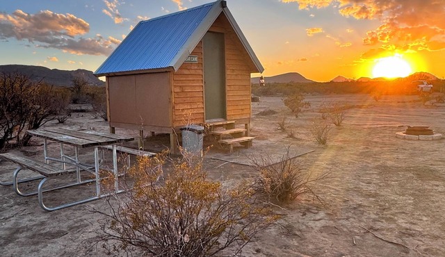 New Build 2 person Bear Cave Cabin close to Big Bend NP & SP
