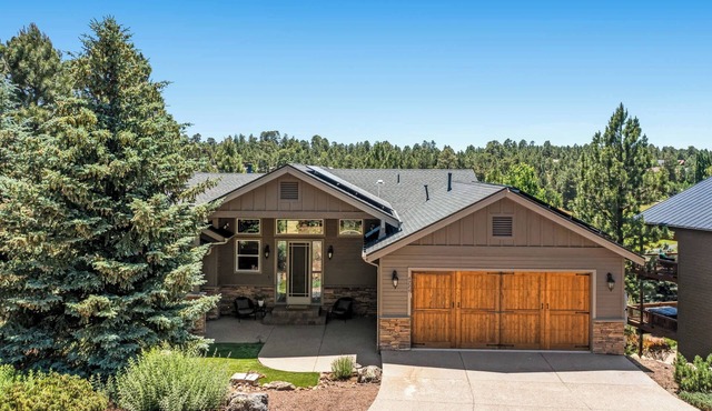 New | Immaculate Cabin | Gym | AC | HotTub | Golf View