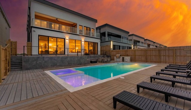 NEW LUXURY 4,000 SF Waterfront Home w/Pool , Sleeps 22