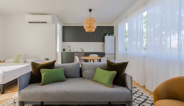 New modern apt in Travis Heights a few minutes to South Congress & Downtown!