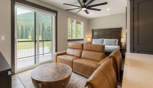 NEW Modern Studio w/Balcony & Resort Pool/Hot Tub