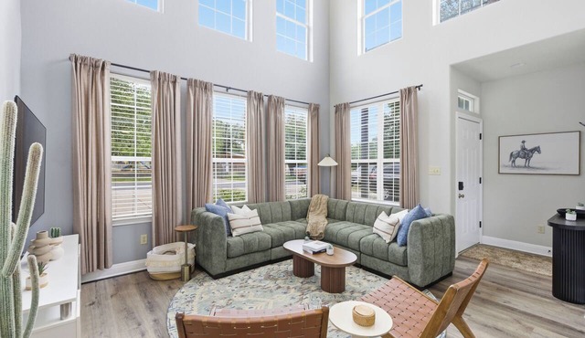 New Professionally Designed 4BR Mins to Downtown Austin and ACL, UT, F1, SXSW