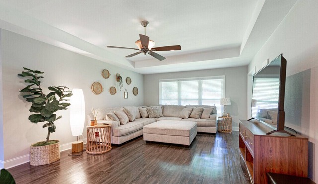 New Remodel Modern Decor 2 Minutes to Restaurants Mall of LA Target I-10 TopGolf