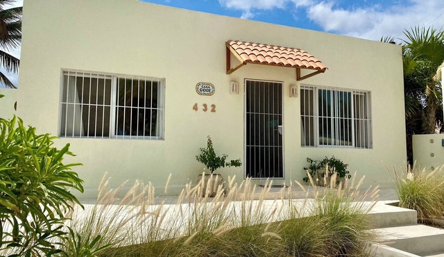 New Remodeled Charming house 2 b, 2 bath w/Pool