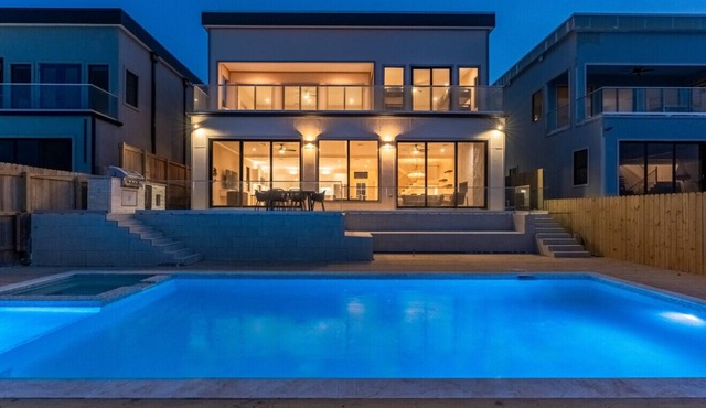 Newly Built Large Bayfront Home w Pool, only 15 Min from SPI