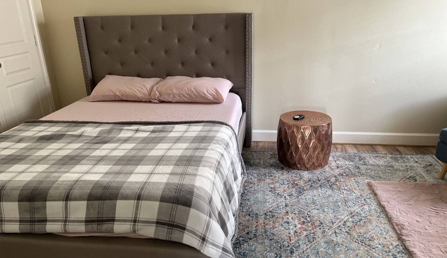 Nice luxurious queen bedroom stay at blue water lake 🏡 in center of Sugar land.